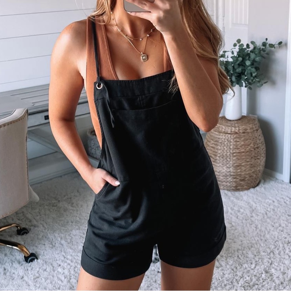 Overall short adjustment ties side pockets back pockets cuffed